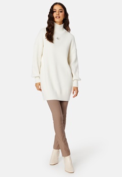 Calvin Klein Jeans Badge Loose Sweater Dress YBI Ivory
 bubbleroom.fi